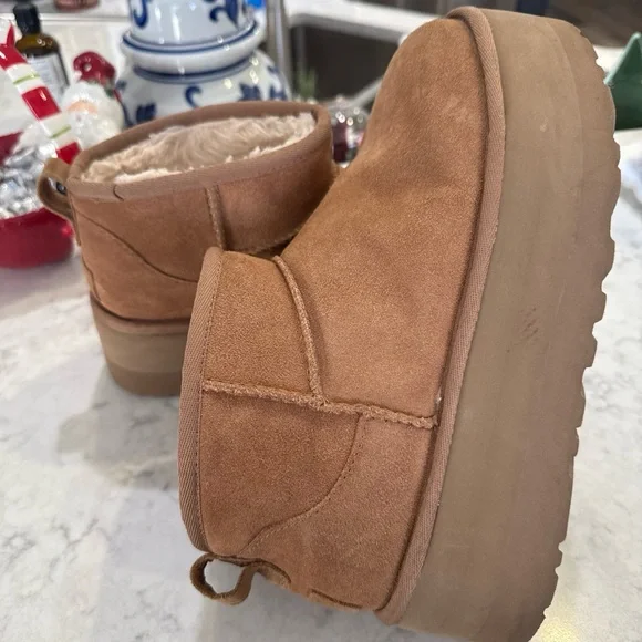 UGG Tan Suede Boots, Platform Women’s size 9 - Picture 2 of 6
